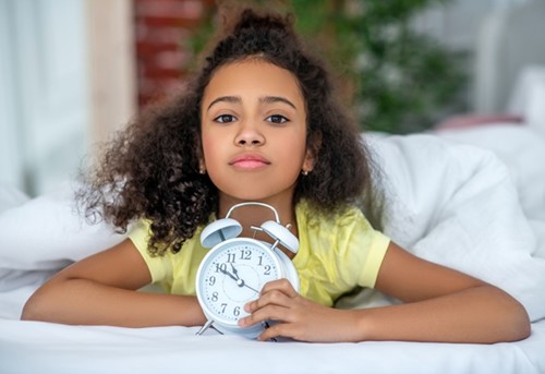 Shutterstock 1675988542 GIRL IN BED WITH CLOCK UMBRACO SIZED