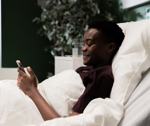 Shutterstock 2526989553 GIRL IN BED ON PHONE UMBRACO SIZED